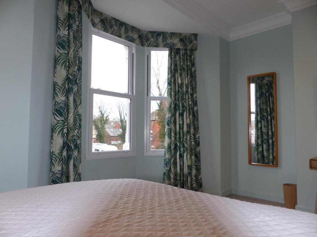 Hamilton Court Hotel Hoole Chester Eksteriør billede